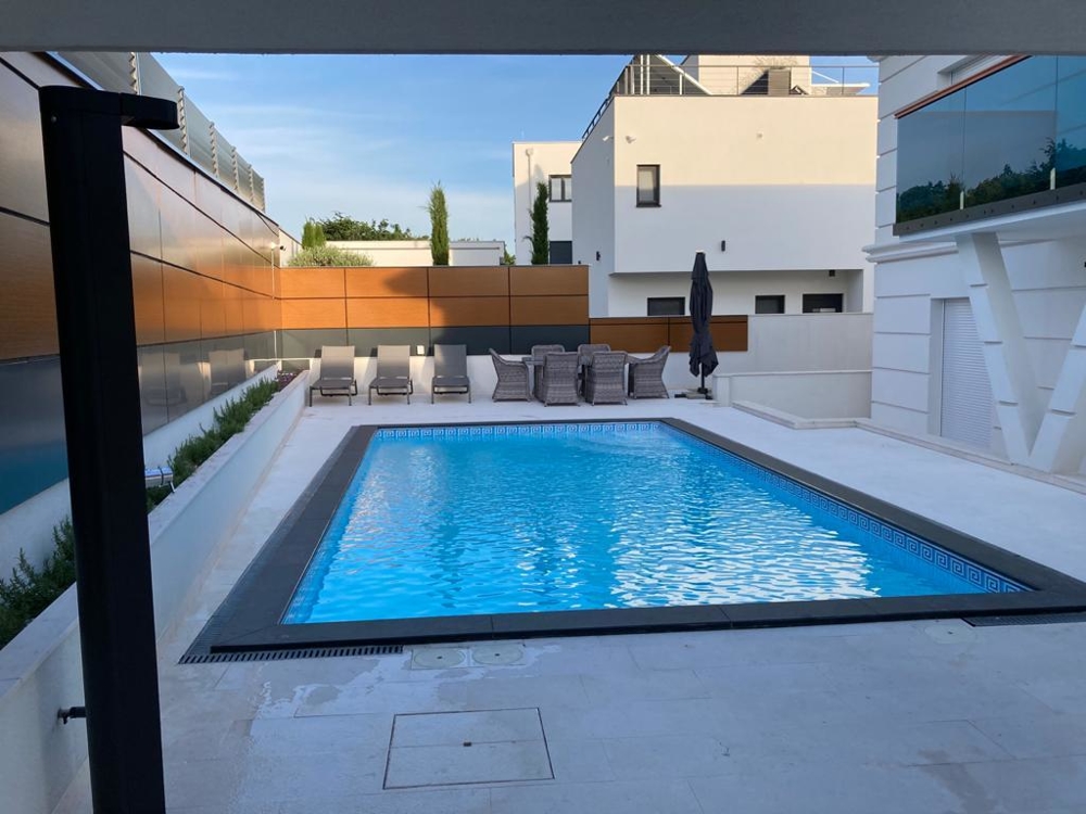 Basen w luksusowej willi H1851 w Crikvenicy w Chorwacji.