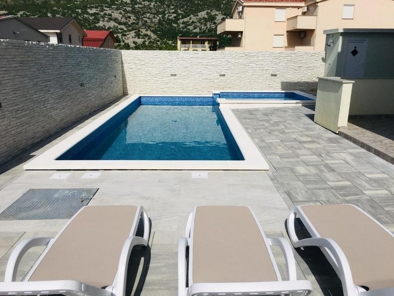 Basen w domu H1872, który jest na sprzedaż w Chorwacji w Karlobag.