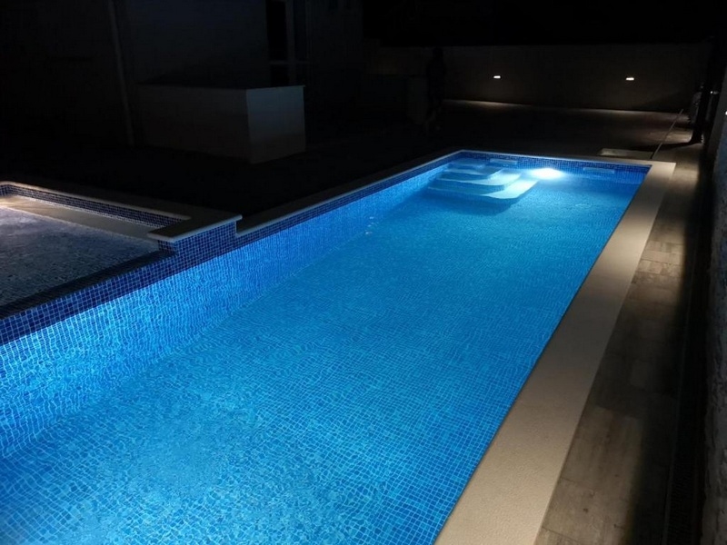 Nowocześnie i funkcjonalnie urządzona kuchnia z salonem i jadalnią.