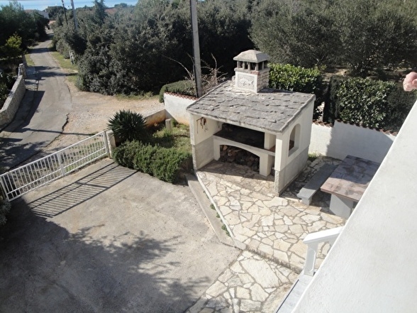 Widok na grill na posesji H1886, wyspa Ugljan, Dalmacja.