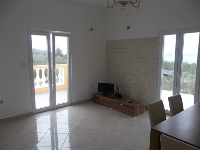 Część dzienna z widokiem na zieloną okolicę.