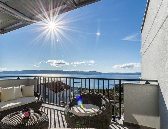 Widok na morze z tarasu na piętrze Willi H1889 niedaleko Novi Vinodolski w Chorwacji - Panorama Harcerska.