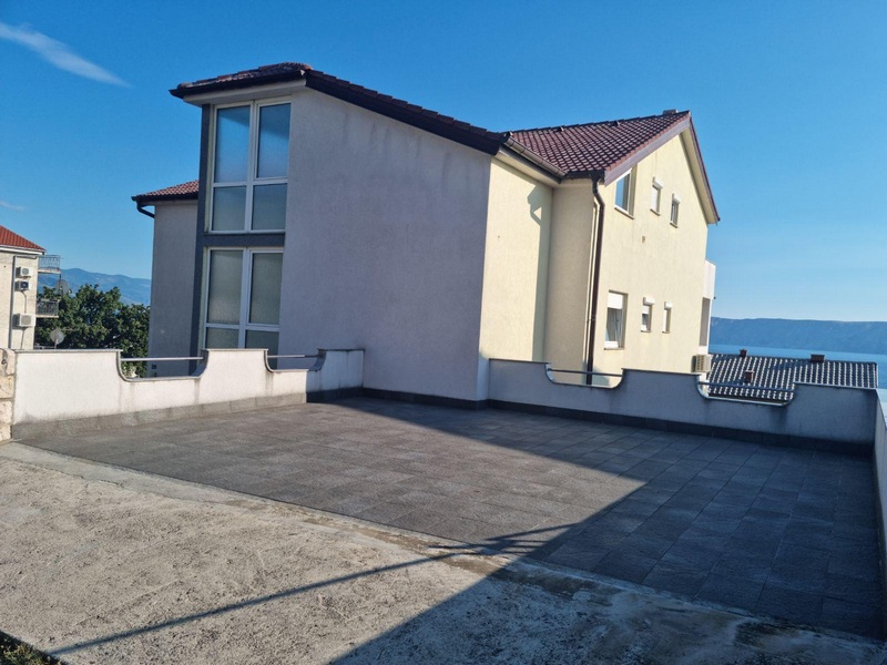 Na sprzedaż dom z kilkoma mieszkaniami w spokojnej okolicy w Chorwacji.