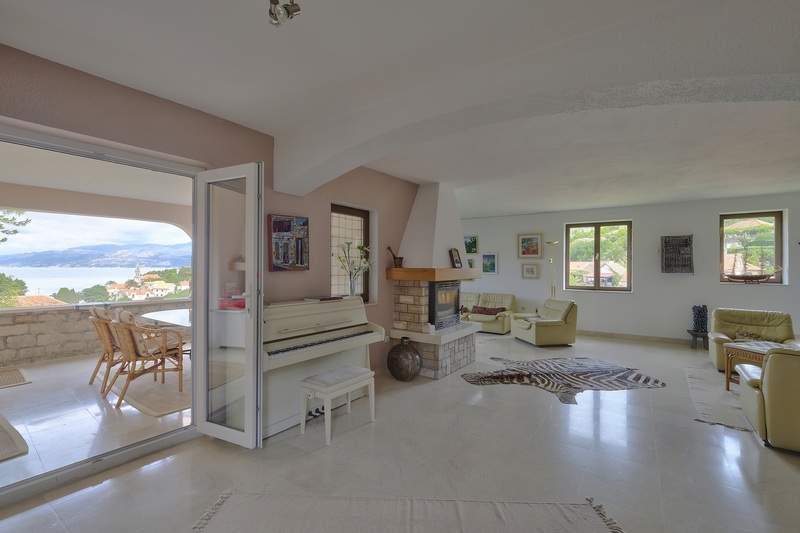 Część dzienna z tarasem i widokiem na morze na poddaszu domu H1905.