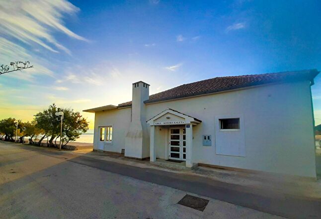 Nieruchomość do remontu nad morzem na wyspie Ugljan w Chorwacji - Panorama Harcerska.