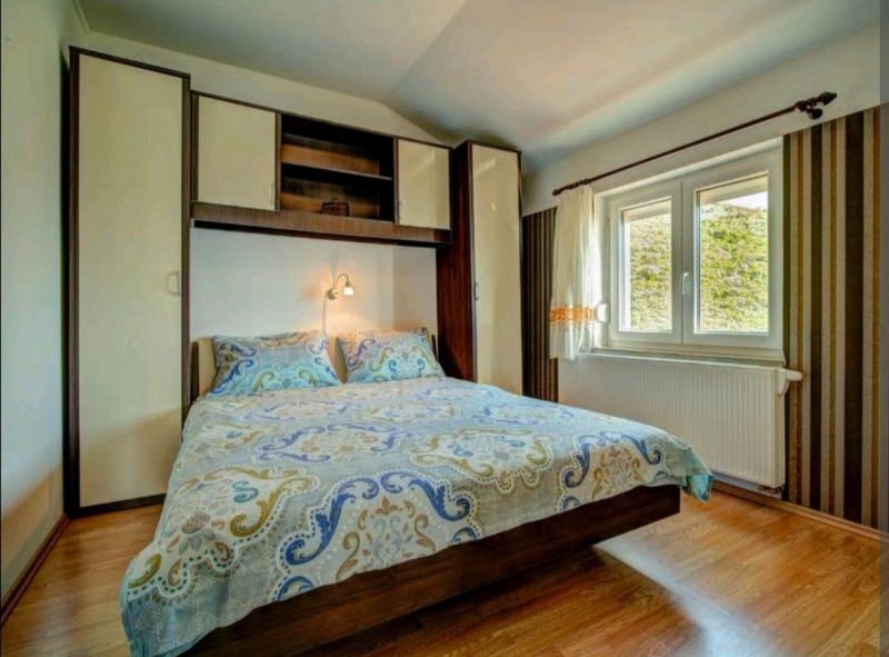 Funkcjonalnie urządzona sypialnia.