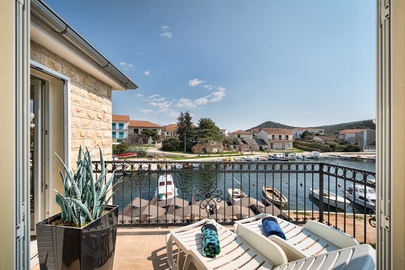 Sprzedam dom z widokiem na morze w pobliżu Rogoznicy w Chorwacji - Panorama Scouting H1917.