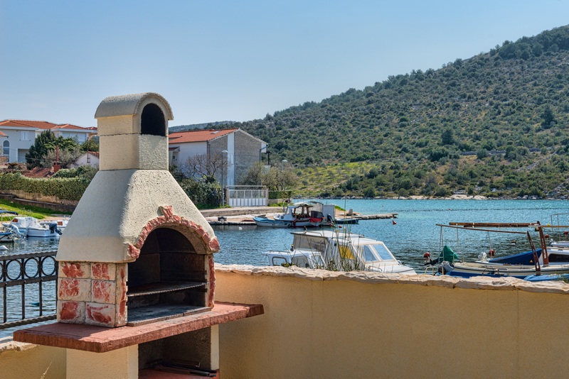 Grill i widok na morze - nieruchomość H1917 niedaleko Rogoznicy w Chorwacji.