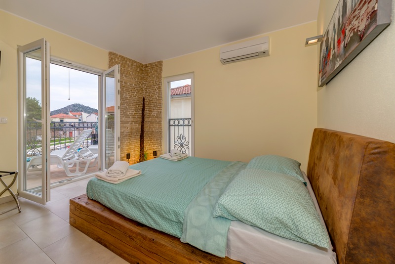 Przytulna sypialnia w nieruchomości H1917 w pierwszym rzędzie od brzegu morza.