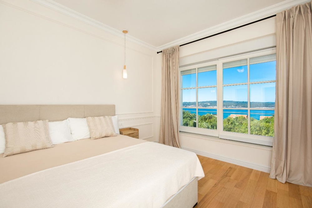 Sypialnia z widokiem na morze.