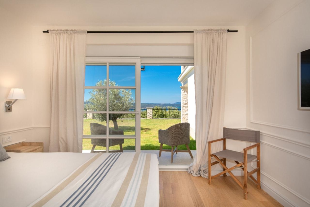 Sypialnia z widokiem na zieleń.