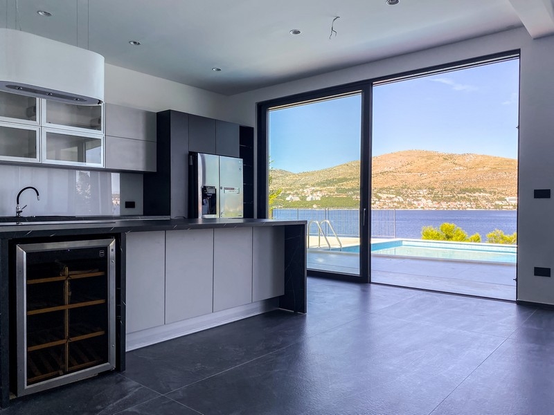 Ogród nieruchomości H1921, która jest na sprzedaż w Chorwacji, wyspa Ciovo Trogir - Panorama Scouting.