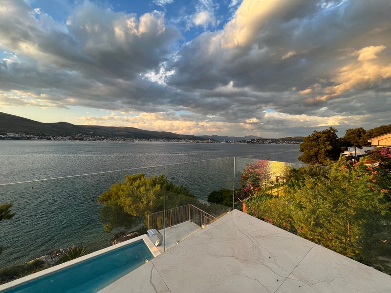 Klimatyzowany nowoczesny salon w stylu minimalistycznym - Panorama Scouting H1921.