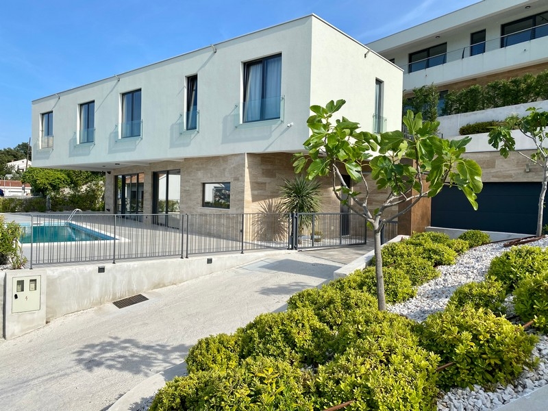 Widok na basen i morze - zrobione z tarasu Villi H1922, wyspa Ciovo, Chorwacja.