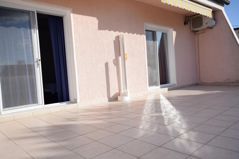 Taras nieruchomości H1930 w regionie Malinska na wyspie Krk w Chorwacji.