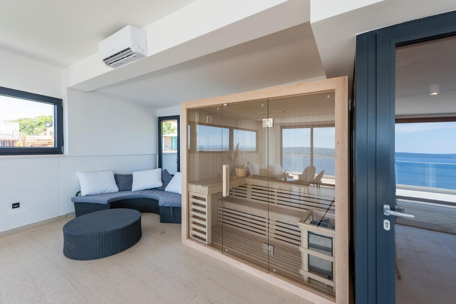 Sypialnia z własną garderobą w nieruchomości H1932, Crikvenica, Chorwacja.