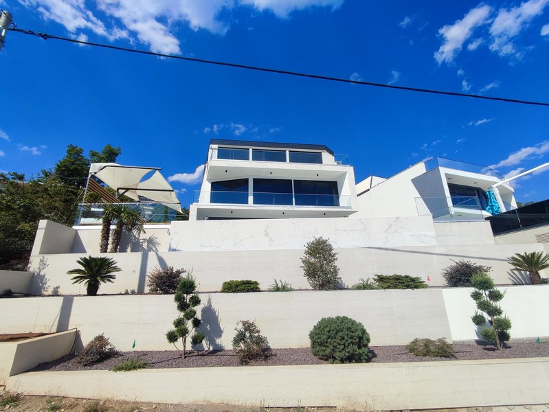 Sprzedam willę z basenem w Crikvenicy - Panorama Harcerska H1932.