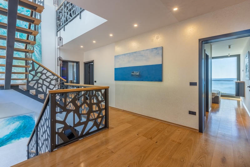 Klatka schodowa z wysokiej jakości parkietem dębowym.