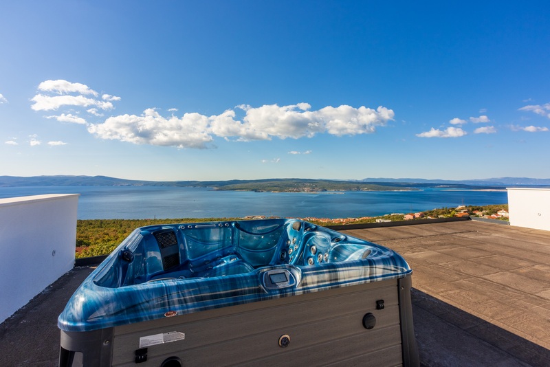 Taras na dachu z jacuzzi i panoramicznym widokiem na morze.