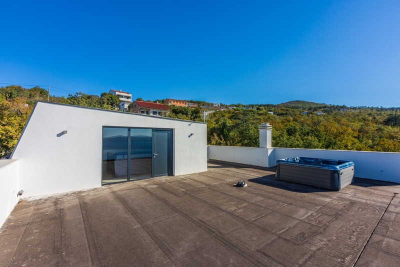 Taras na dachu willi H1933 w Crikvenicy w Chorwacji.