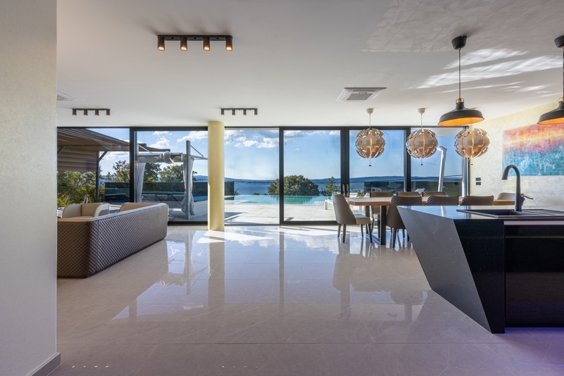 Luksusowe wyposażenie Willi H1933 wystawione na sprzedaż w Chorwacji.