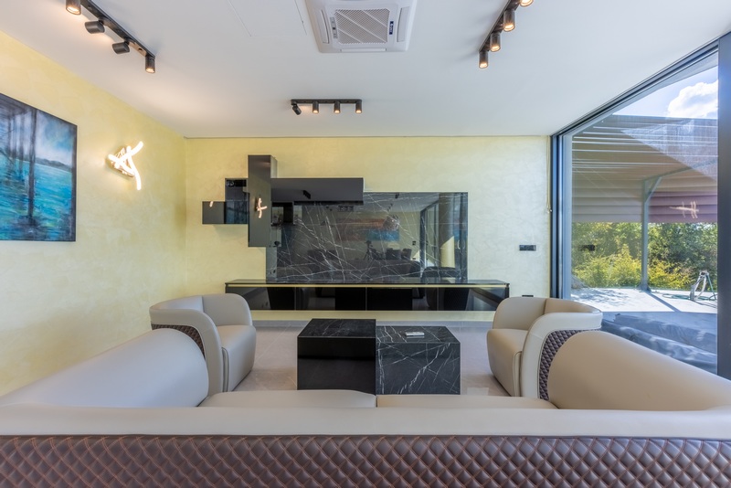 Luksusowa część dzienna z meblami Bentley.