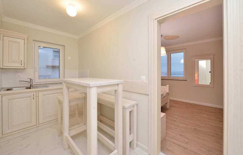 Wnętrze z wysokiej jakości wyposażeniem: kuchnia