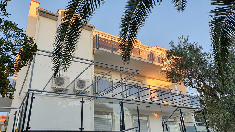 Dom apartamentowy w spokojnej okolicy z pięknym widokiem na morze.