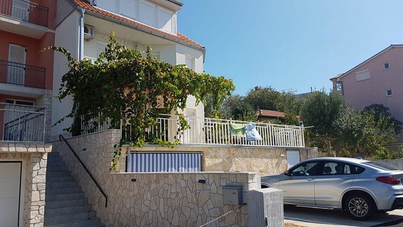 Atrakcyjny bliźniak blisko morza w spokojnej okolicy w Novi Vinodolski, Chorwacja.