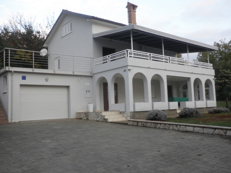 Dom apartamentowy z trzema apartamentami na wyspie Krk w Chorwacji - Panorama Harcerska.