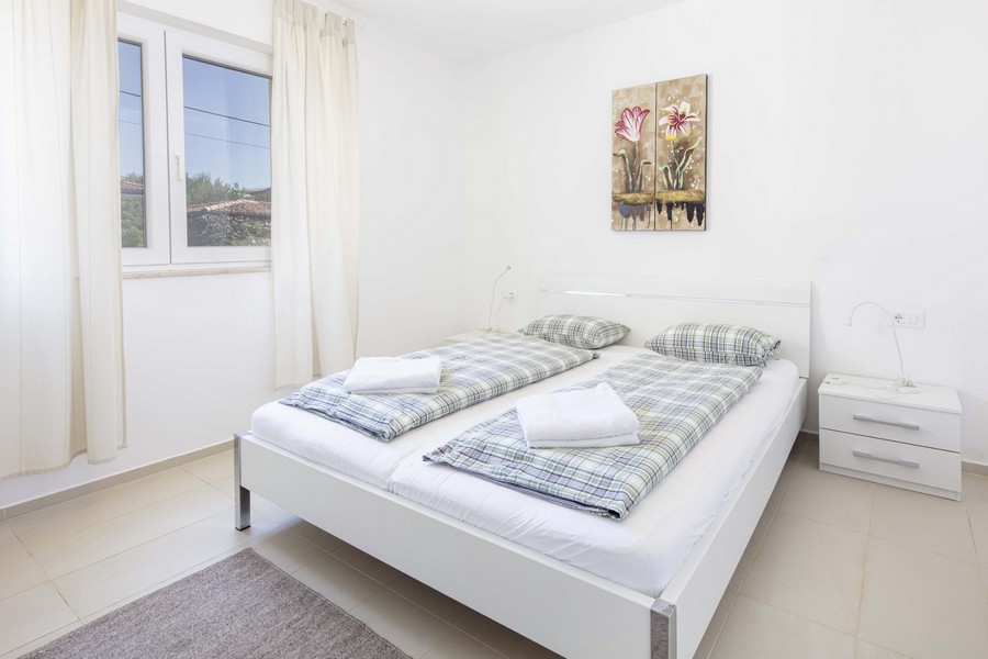 Na tym zdjęciu widać atrakcyjną i wygodną sypialnię w nieruchomości H2029, która jest na sprzedaż na wyspie Krk.