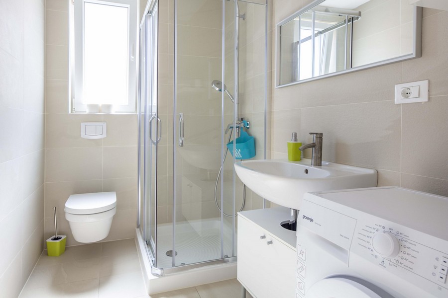 Na tym zdjęciu widać atrakcyjną i wygodną łazienkę w nieruchomości H2029, która jest na sprzedaż na wyspie Krk.