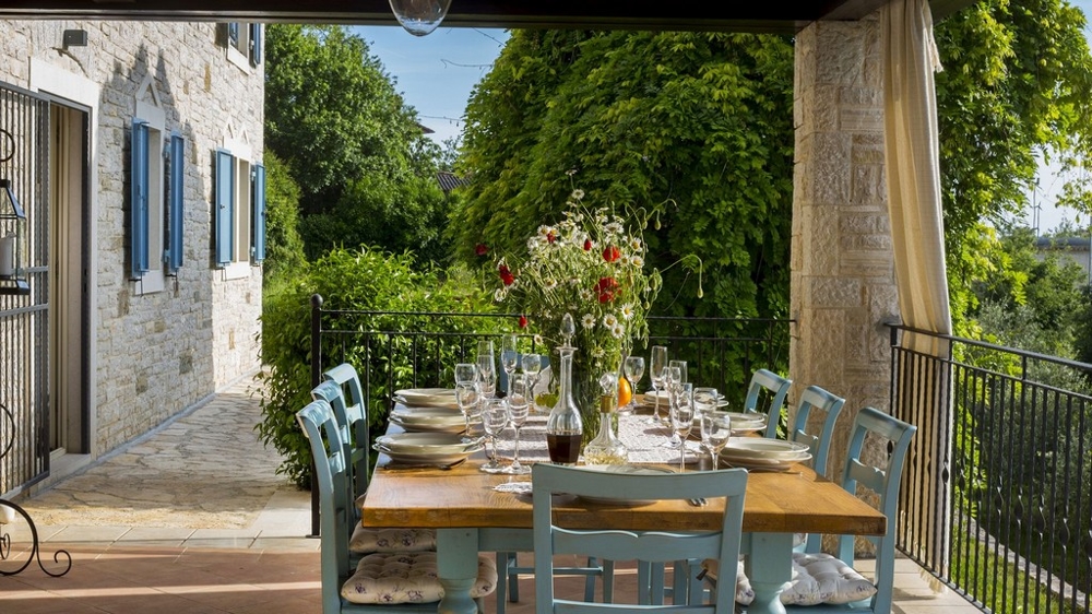 Jadalnia na świeżym powietrzu w nieruchomości H2040 w pobliżu Poreca na Istrii w Chorwacji.