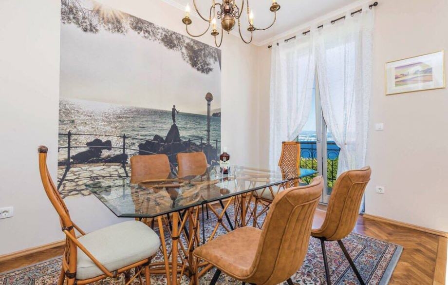 Wysokiej jakości i stylowo urządzona jadalnia w Willi H1461 niedaleko Opatiji w Chorwacji.