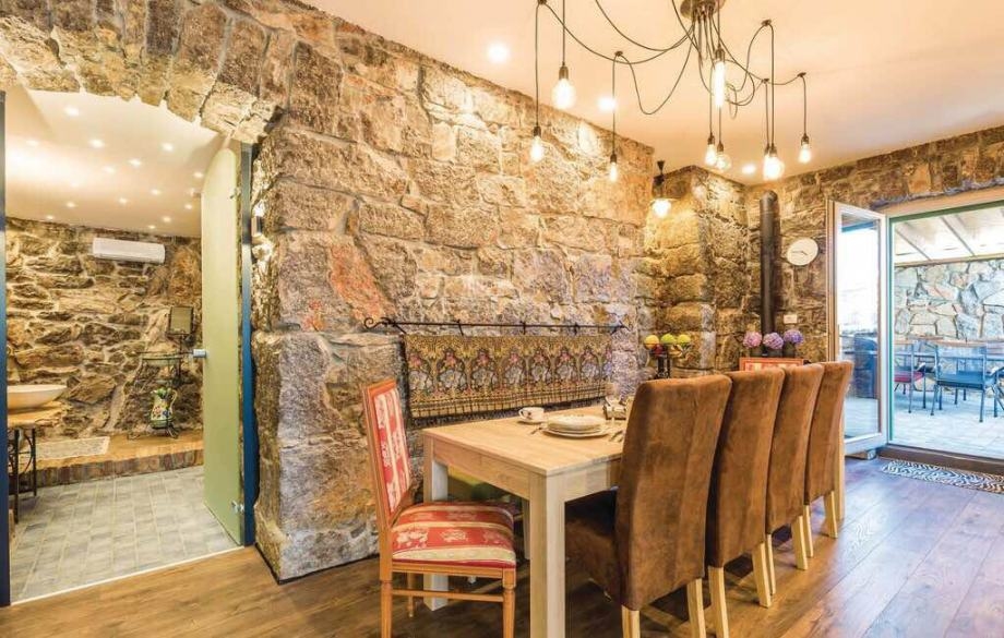 Rustykalna jadalnia w willi H1461 niedaleko Opatiji w Chorwacji.