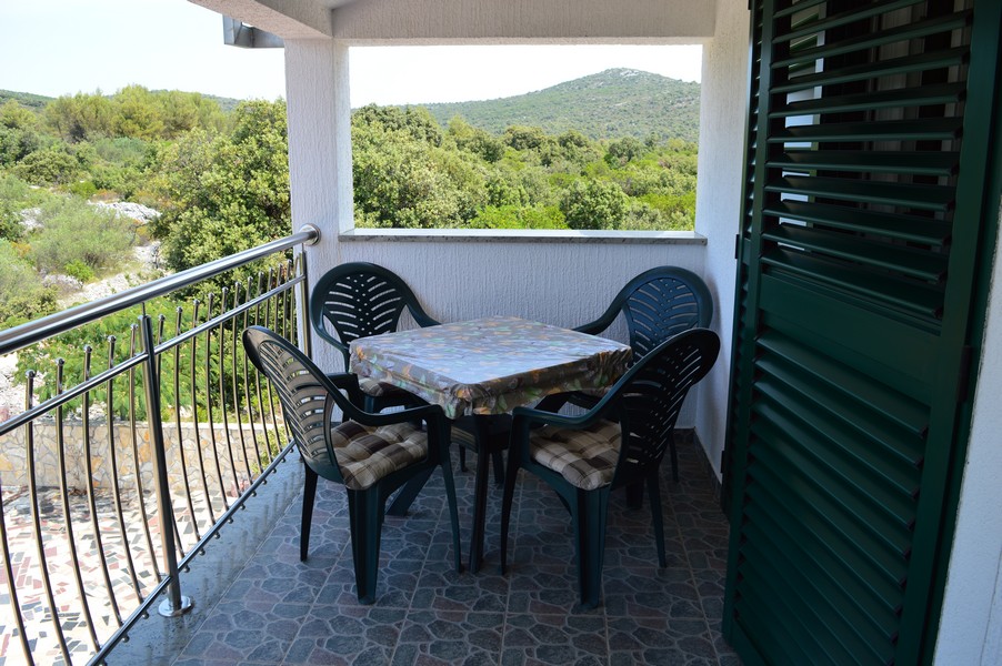 Taras nieruchomości H2070, która jest na sprzedaż w Chorwacji w regionie Trogir na wyspie Ciovo - Panorama Scouting.