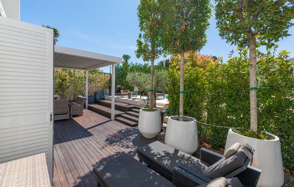 Na sprzedaż zadbany taras zewnętrzny z częścią wypoczynkową w luksusowej willi na Istrii.