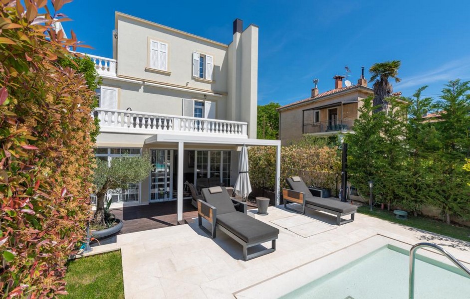 Na sprzedaż luksusowa willa na Istrii z basenem i tarasem, widok z tyłu.