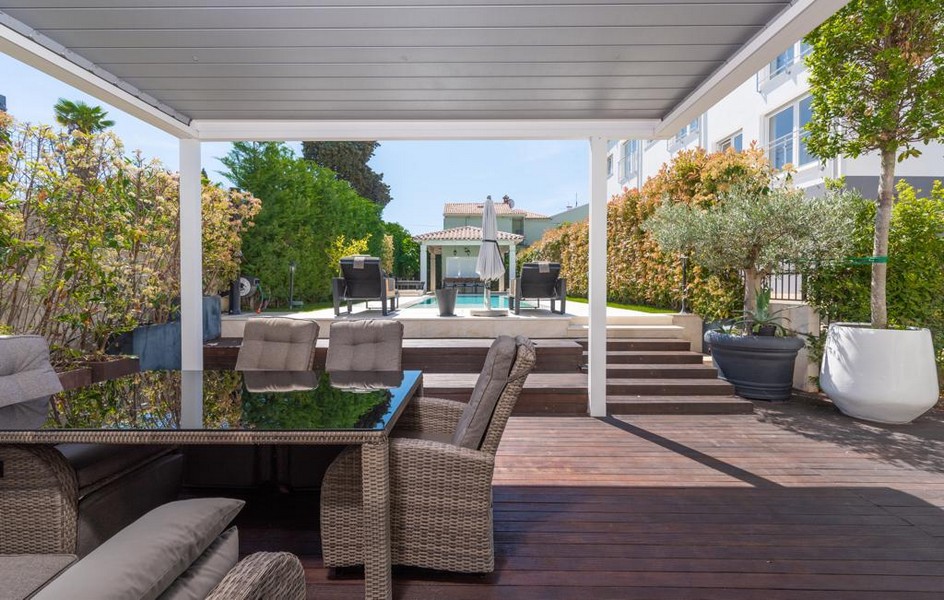 Zadaszony taras wypoczynkowy w luksusowej willi na sprzedaż na Istrii.