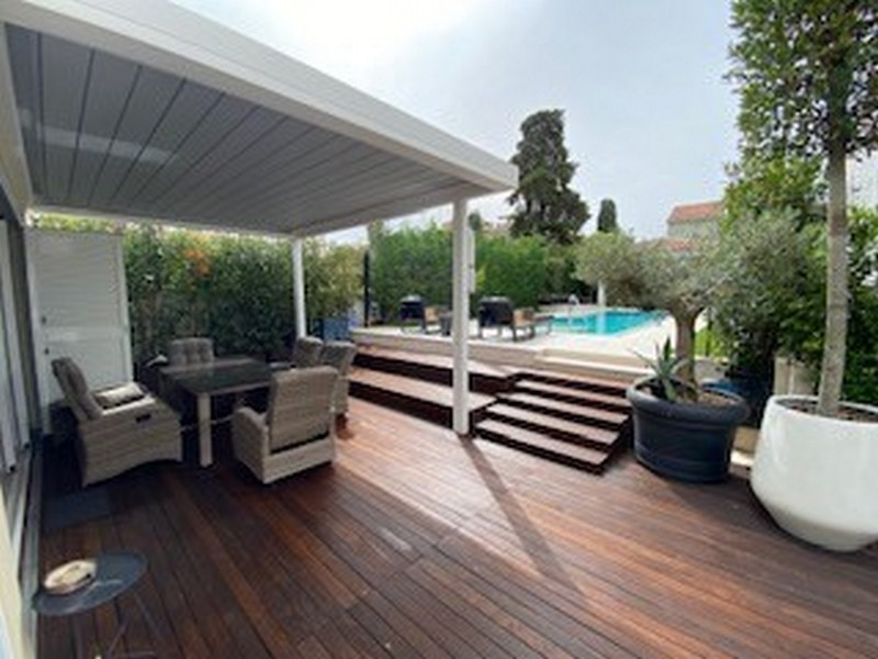 Na sprzedaż częściowo zadaszony drewniany taras z widokiem na basen luksusowej willi na Istrii.