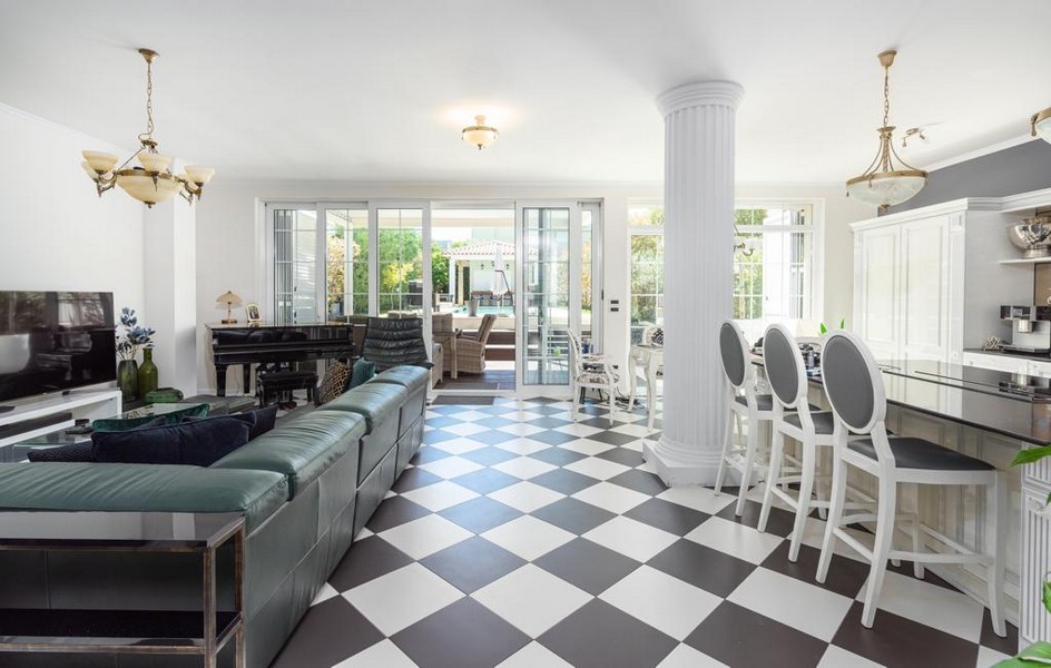 Na sprzedaż elegancki salon z bezpośrednim dostępem do tarasu w luksusowej willi na Istrii.