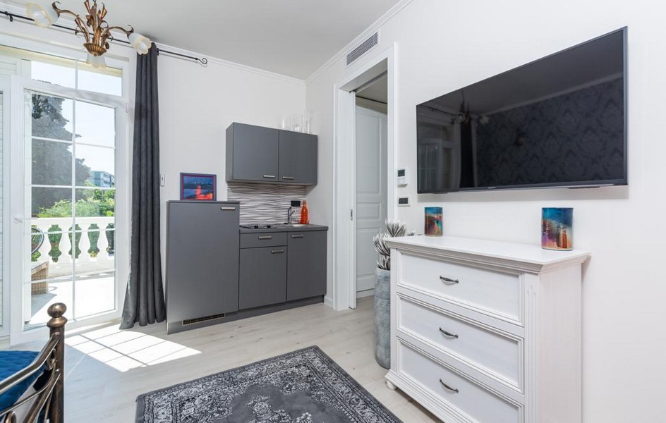 Nowoczesny pokój z telewizorem i szafą w luksusowej willi na sprzedaż na Istrii.