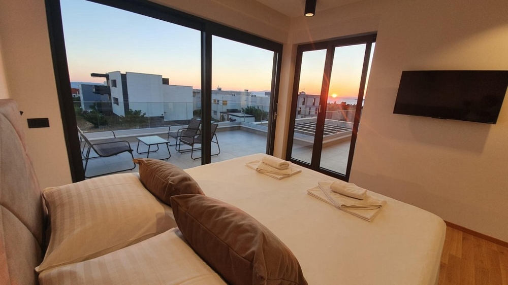 Znów sypialnia z TV i widokiem na taras.