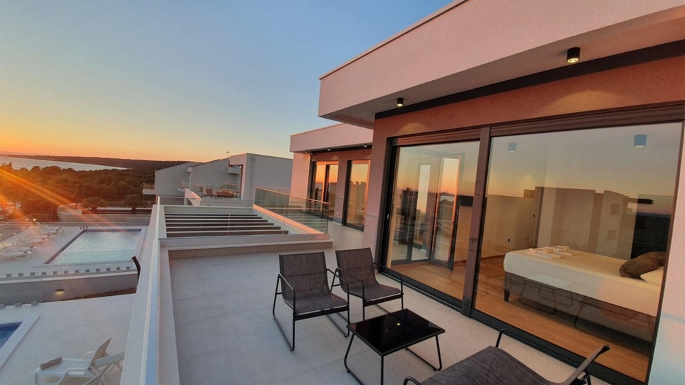 Z górnego tarasu roztacza się piękny widok na morze.