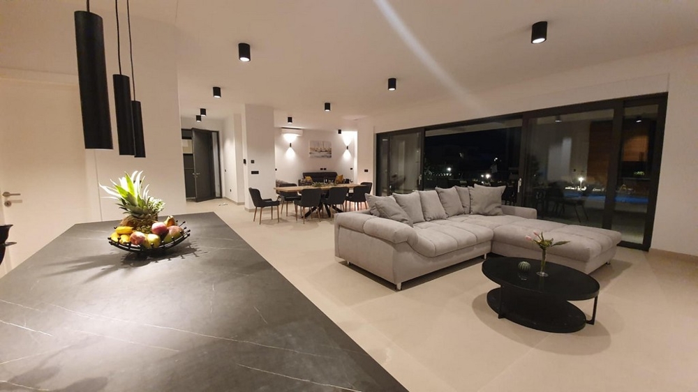 Pokój dzienny nieruchomości H2132 na wyspie Pag w Chorwacji.