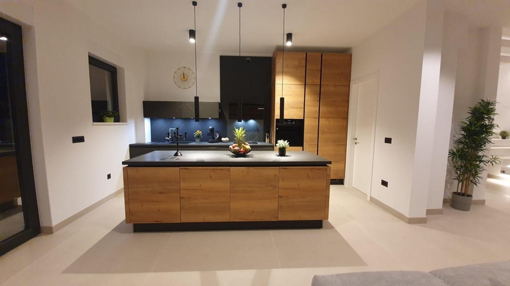 Nowoczesna i wysokiej jakości kuchnia o wyglądzie drewna.