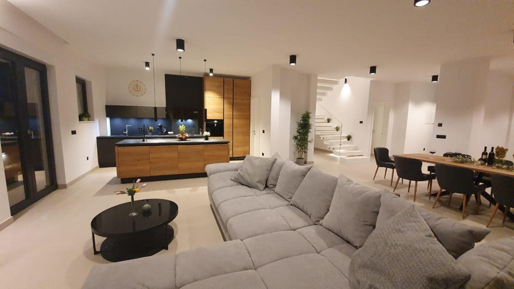 Widok z kanapy na jadalnię i kuchnię.