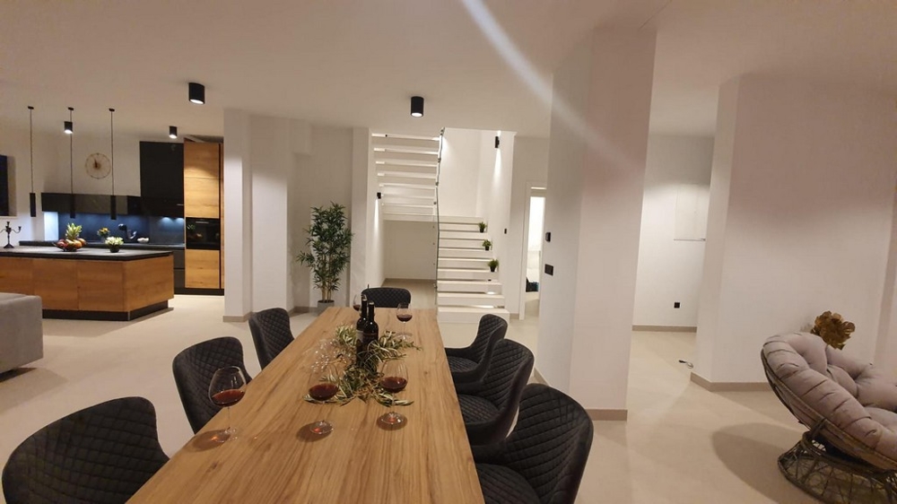 Widok ze stołu jadalnego na kuchnię willi H2132, która jest na sprzedaż w Novalji.