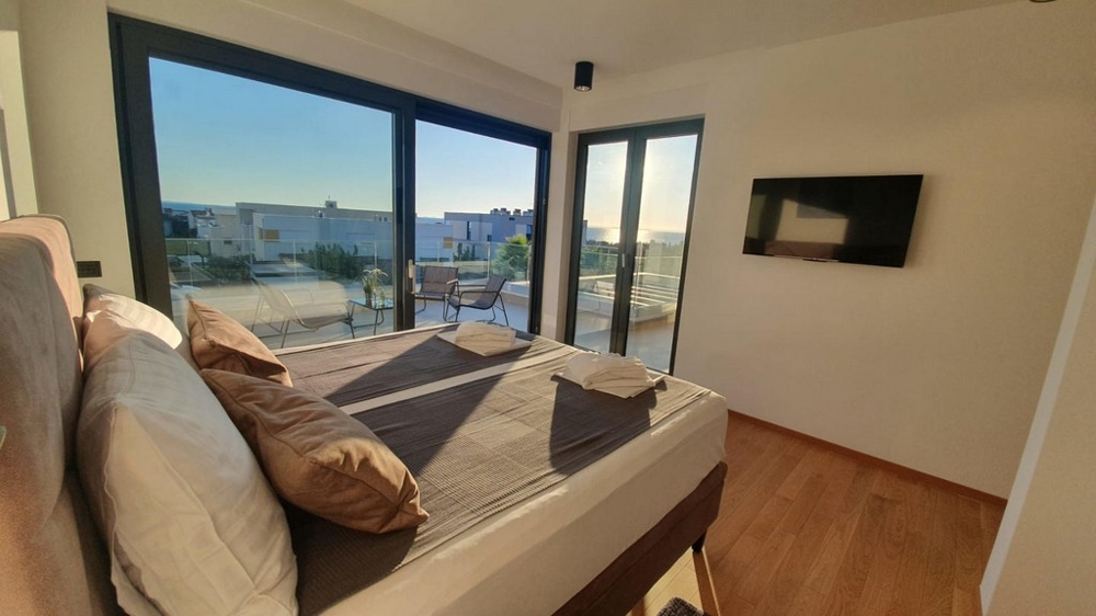 Sypialnia i widok na przestronny taras.