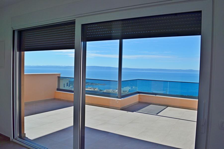 Taras na dachu z pięknym widokiem na morze nieruchomości H2147 w Makarskiej.